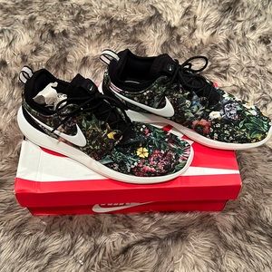 RARE Floral Spring Garden Nike Roshe Shoes NEW WITH BOX